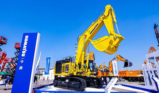 Gruodžio mėn. Kinijos „Komatsu“ ekskavatoriai veikė 108 valandas, ty 19,5 % daugiau nei per metus; kituose keturiuose regionuose taip pat buvo teigiamas augimas per metus.